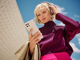 Junge Frau mit Kopfhörern Musik hörend 