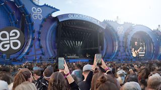 Publikum und im Hintergrund die Bühne des Festvals