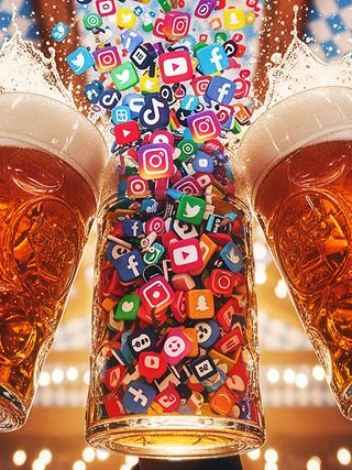 Zwei Biergrüge und ein Krug gefüllt mit SocialMedia Symbolen