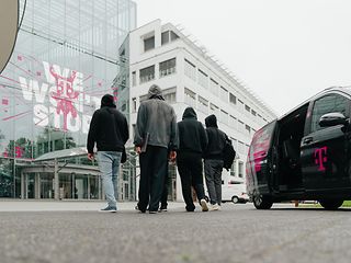 Hacker steigen aus Shuttlebus und kommen beim BugBash in Bonn an.