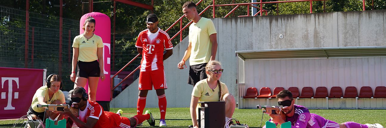 Johanna und Leonie erklären den Spielern den Umgang mit dem Gewehr und erläutern die Zieltechnik beim Liegendschießen.