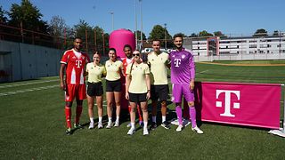Jonathan Tah, Johanna Recktenwald, Emily Weiß, Serge Gnabry, Leonie Weber, Christian Krasman und Sven Ulreich (v. links nach rec