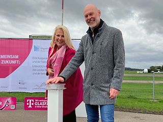 Die Genannten Personen drücken den symbolischen Startknopf. 