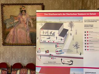 Ahnengemälde neben Glasfaser-Aufsteller. 