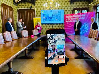 Per Smartphone wird die Veranstaltung im historischen Ratssaal gestreamt.