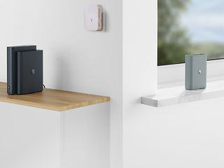 The photo shows the Telekom router Speedport 7 and the new Wi-Fi extenders.