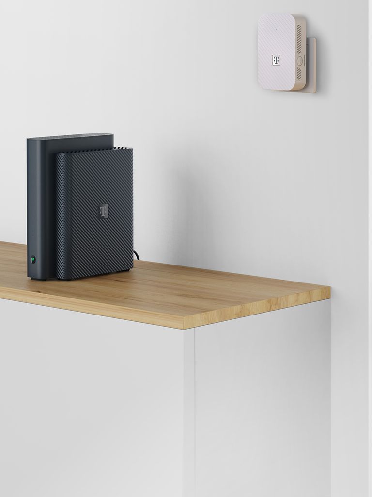 The photo shows the Telekom router Speedport 7 and the new Wi-Fi extenders.