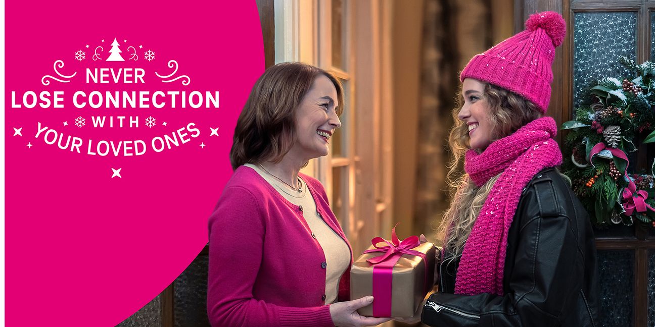 Tochter wird zu Weihnachten von der Mutter liebevoll begrüßt. 