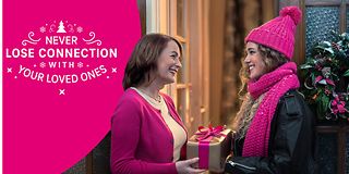 Tochter wird zu Weihnachten von der Mutter liebevoll begrüßt. 