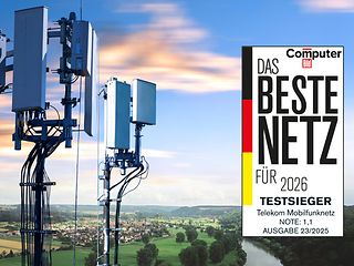 Testsiegel der Computer Bild vor einer ländlichen Naturlandschaft. Im Vordergrund wird ein 5G-Mobilfunkmast gezeigt.