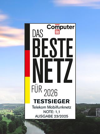 Testsiegel der Computer Bild vor einer ländlichen Naturlandschaft. Im Vordergrund wird ein 5G-Mobilfunkmast gezeigt.