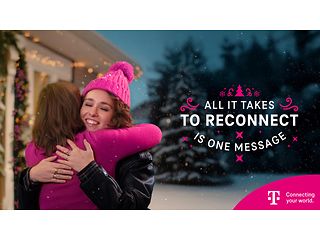 Zwei Frauen umarmen sich. Schriftzug: All it takes to reconnect is one message.