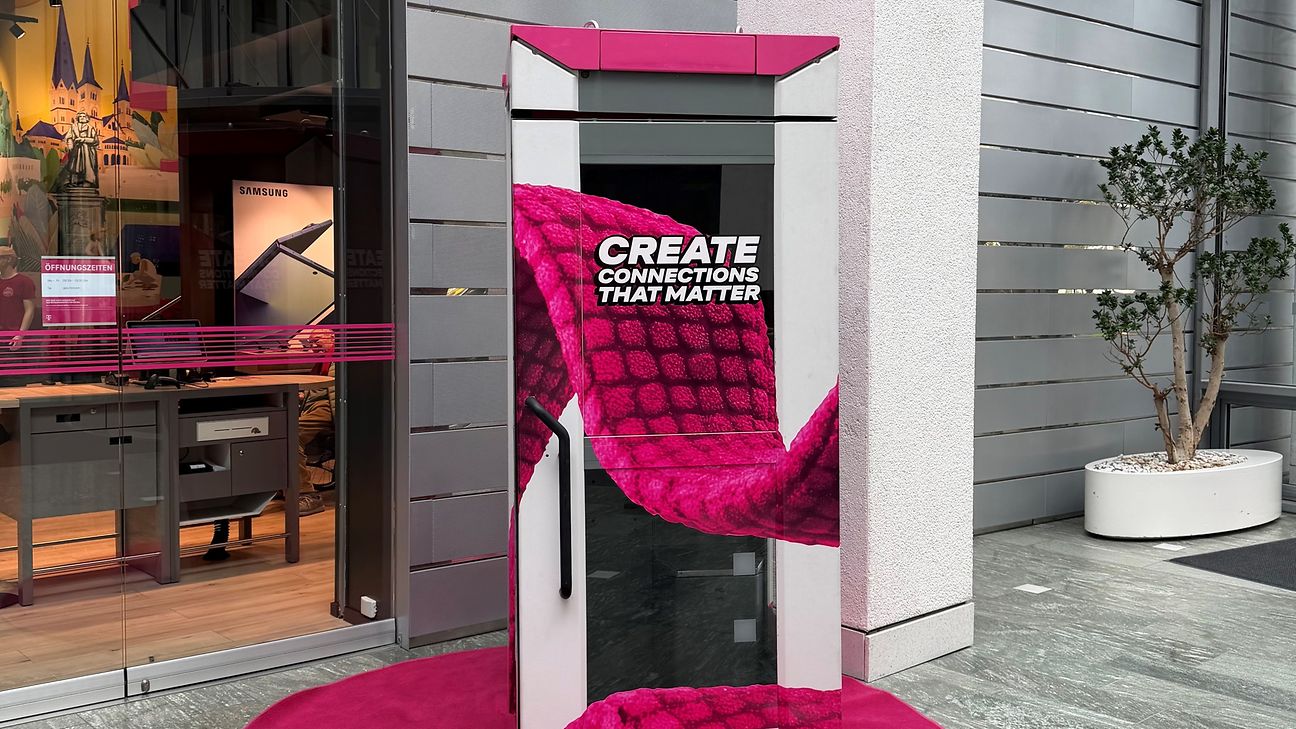 Besonders gestaltete Telefonzelle in der Eingangshalle der Zentrale der Deutschen Telekom in Bonn.