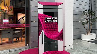 Besonders gestaltete Telefonzelle in der Eingangshalle der Zentrale der Deutschen Telekom in Bonn.