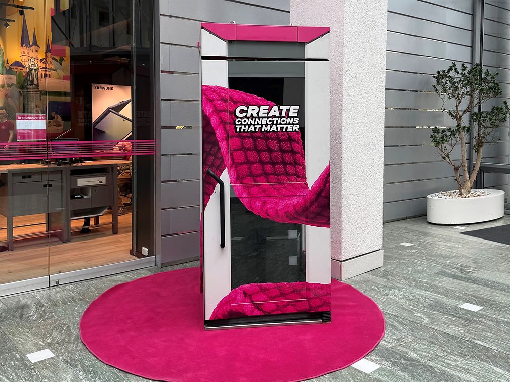 Besonders gestaltete Telefonzelle in der Eingangshalle der Zentrale der Deutschen Telekom in Bonn.
