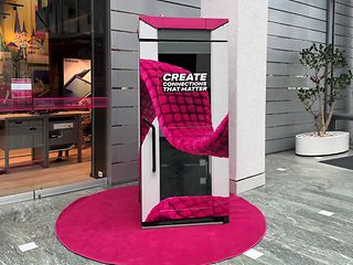 Besonders gestaltete Telefonzelle in der Eingangshalle der Zentrale der Deutschen Telekom in Bonn.