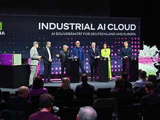 v.l.n.r.: Philipp Schindera (Kommunikationschef Deutsche Telekom), Christian Sewing (CEO Deutsche Bank)