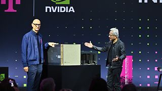 Jensen Huang (CEO NVIDIA) und Tim Höttges (CEO Deutsche Telekom) präsentieren ein GPU-Modell während der Pressekonferenz.