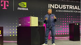 T-Systems CEO Ferri Abolhassan auf der Bühne.