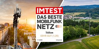 Techniker auf einem Mobilfunkmast mit Blick über eine Stadt bei Sonnenuntergang und Sendemast