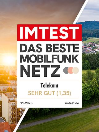 Techniker auf einem Mobilfunkmast mit Blick über eine Stadt bei Sonnenuntergang und Sendemast