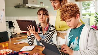 Kinder surfen im Internet.