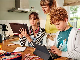 Kinder surfen im Internet.