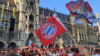 Eine große Fahne vom FC Bayern München bei der Meisterfeier 2023.
