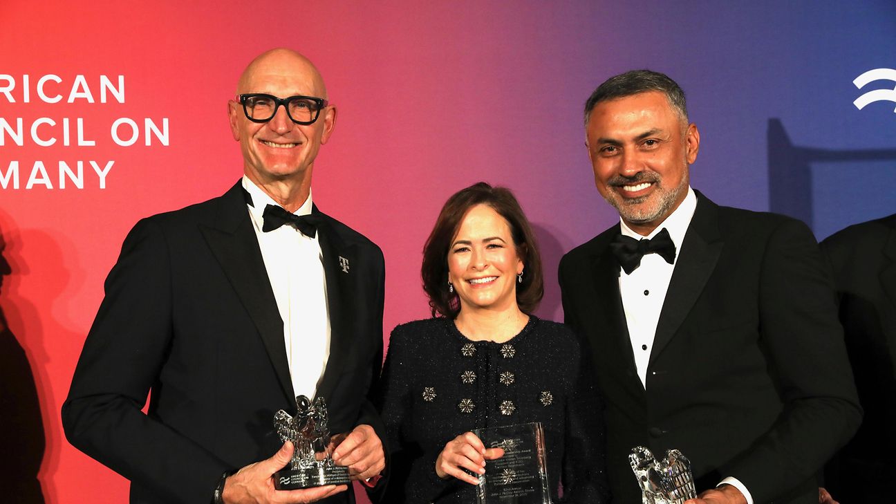 Award winners from left: Tim Höttges, Kristen Silverberg, Nikesh Arora.