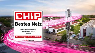Das Bild zeigt ein offizielles Testsiegel von CHIP neben einer Mobilfunkanlage der Telekom. 