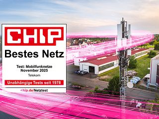 Das Bild zeigt ein offizielles Testsiegel von CHIP neben einer Mobilfunkanlage der Telekom. 