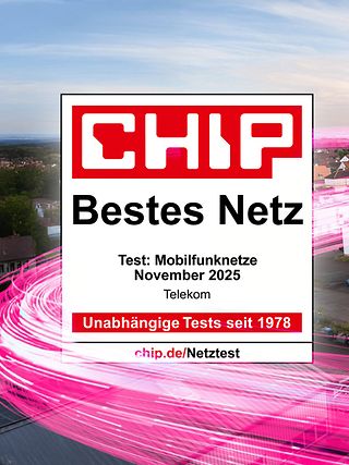 Das Bild zeigt ein offizielles Testsiegel von CHIP neben einer Mobilfunkanlage der Telekom. 