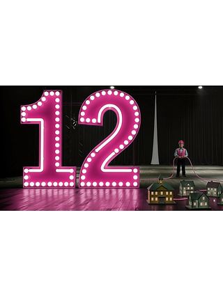 12 als Leuchtanzeiger und daneben ein Mann mit Schutzhelm