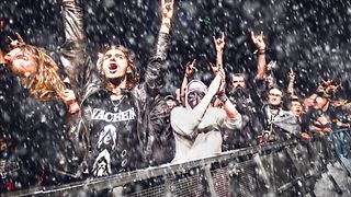 Publikum in Wacken vor der Bühne