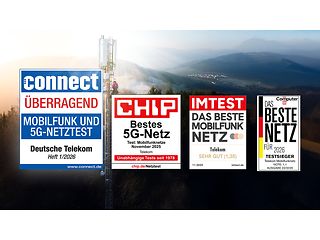 Mobilfunkmast in einer hügeligen Landschaft bei Sonnenaufgang. Im Vordergrund sind vier Testsiegel.