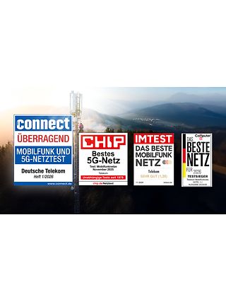 Mobilfunkmast in einer hügeligen Landschaft bei Sonnenaufgang. Im Vordergrund sind vier Testsiegel.