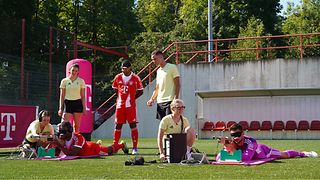 Die Para-Biathletinnen Leonie Walter und Johanna Recktenwald mit ihren Guides Emily Weiß und Christian Krasman und Fußballern.