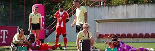 Die Para-Biathletinnen Leonie Walter und Johanna Recktenwald mit ihren Guides Emily Weiß und Christian Krasman und Fußballern.