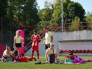 Die Para-Biathletinnen Leonie Walter und Johanna Recktenwald mit ihren Guides Emily Weiß und Christian Krasman und Fußballern.