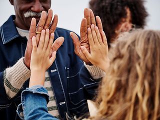 Zwei Menschen klatschen in die Hände, ein Symbol für Einigung, Vertrauen und Teamarbeit.