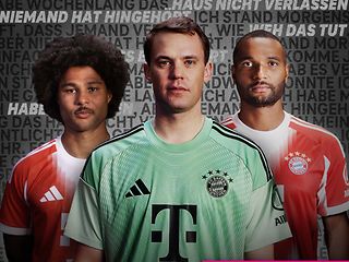 Das Bild zeigt die Spieler Serge Gnabry, Manuel Neuer, Jonathan Tah und den Schriftzug „Gemeinsam # GegenHassImNetz“