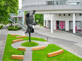 Die Skulptur „Gran elefant dret“ des spanischen Künstlers Miquel Barceló vor der Zentrale der Telekom.