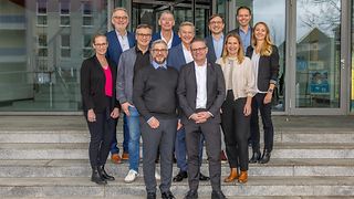 Die Teams von DOKOM21 und der Telekom bei der Vertragsunterzeichnung.