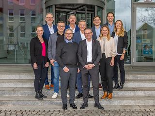 Die Teams von DOKOM21 und der Telekom bei der Vertragsunterzeichnung.