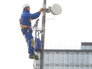 Ein Techniker bei der Arbeit am Fernmeldeturm. 