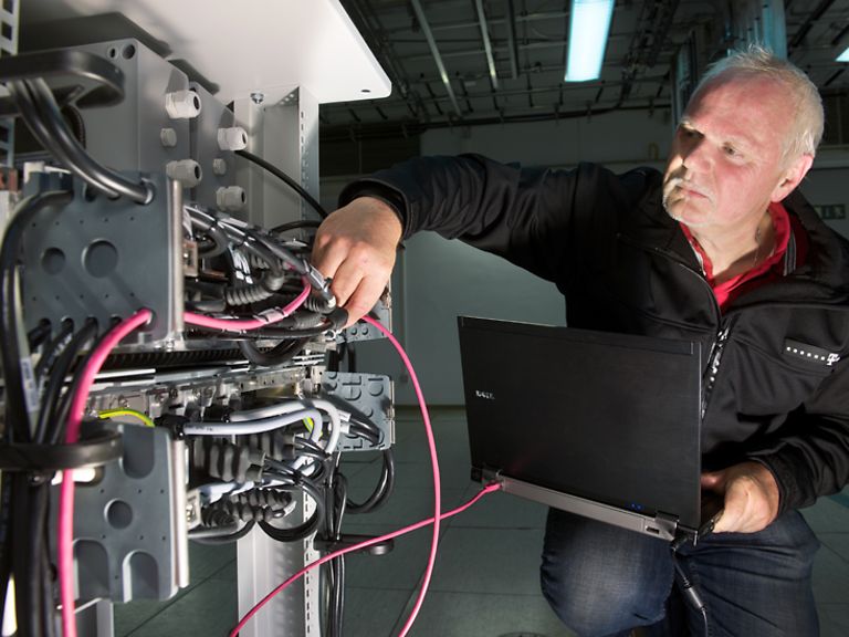 Techniker im Schaltraum