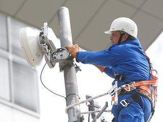 Ein Techniker bei der Arbeit am Fernmeldeturm. 