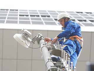 Ein Techniker bei der Arbeit am Fernmeldeturm. 