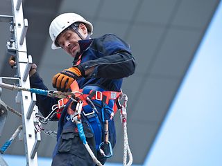 Ein Techniker bei der Arbeit am Fernmeldeturm. 