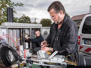 Techniker arbeiten am Außen-Schaltkasten